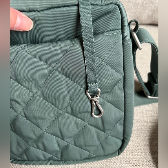 EUC Vera Bradley Crossbody in Olive Leaf Performance Twill - Picture 5 of 6